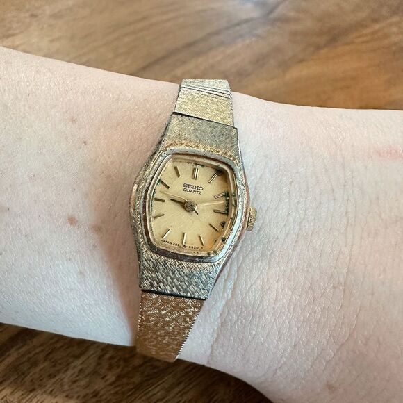 Vintage SEIKO Gold Tone Dainty Watch - Picture 3 of 4